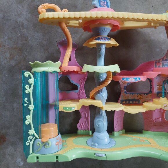 Littlest Pet Shop Round 'n Round Pet Town - Picture 3 of 4